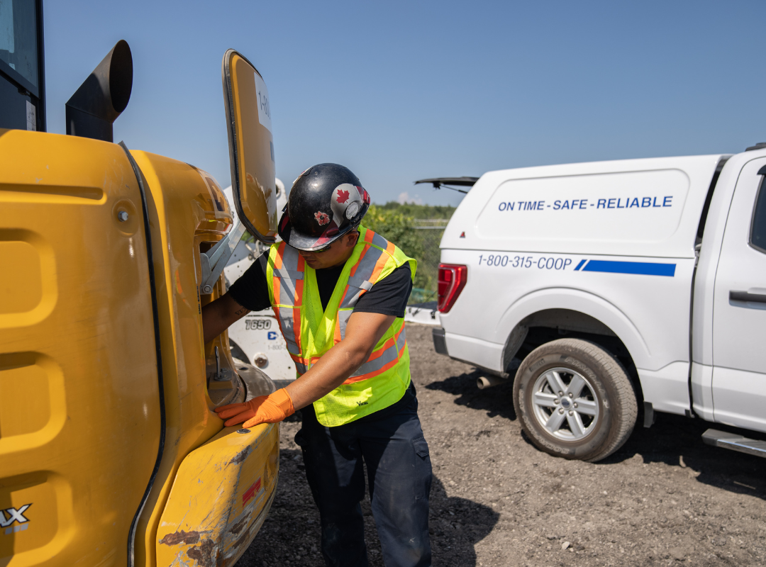 technicien de service réparant un équipement